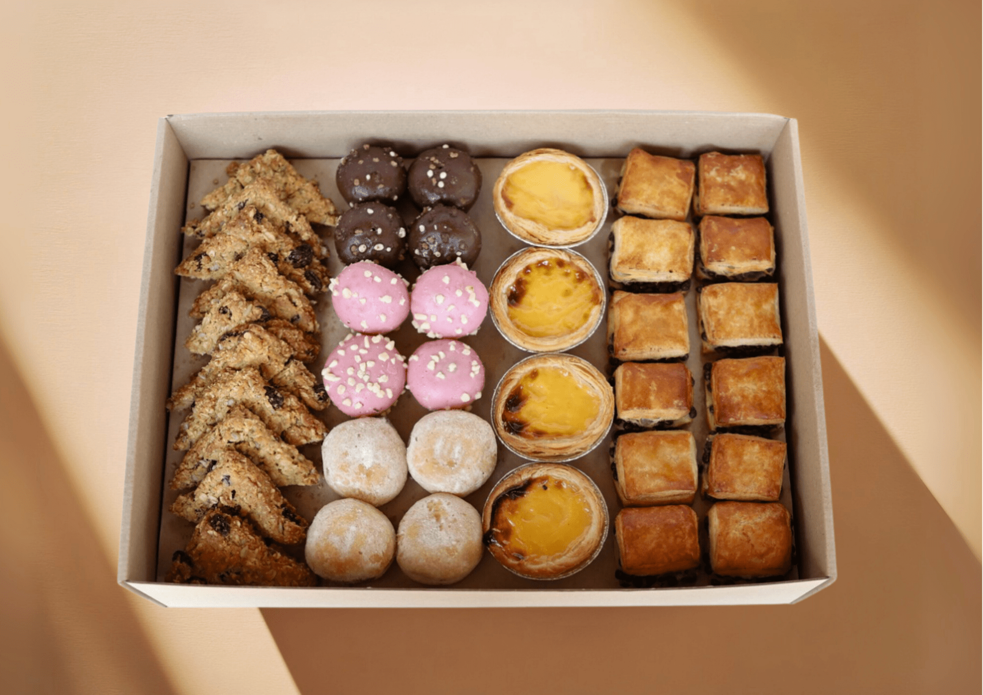 Coffee Break Box Gorąco Polecam z małymi słodkimi wypiekami i Pastel de Nata